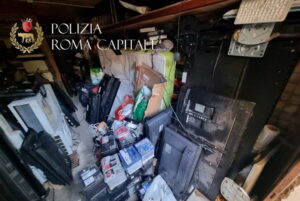 Roma, la Polizia Locale sequestra due depositi illegali di rifiuti pericolosi