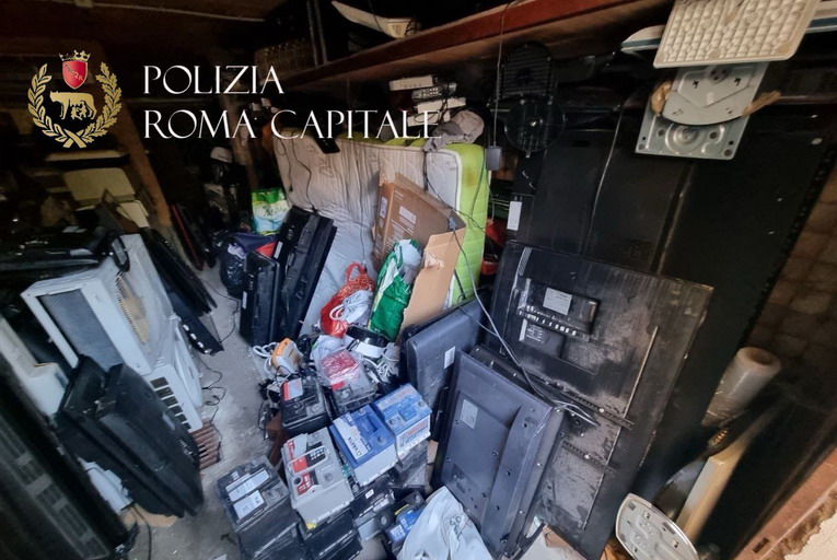 Roma, la Polizia Locale sequestra due depositi illegali di rifiuti pericolosi