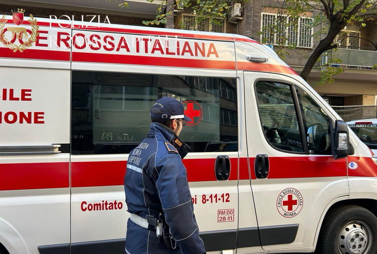 Roma, malore alla guida il giorno di Natale: salvato dalla Polizia Locale