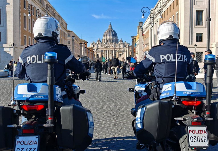 Roma, fiamma olimpica a Piazza del Popolo: concluso il primo step della staffetta dei tedofori