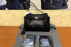 Roma, corriere ruba una borsa griffata e la rivende online: denunciato dalla Polizia di Stato