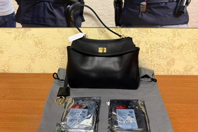 Roma, corriere ruba una borsa griffata e la rivende online: denunciato dalla Polizia di Stato