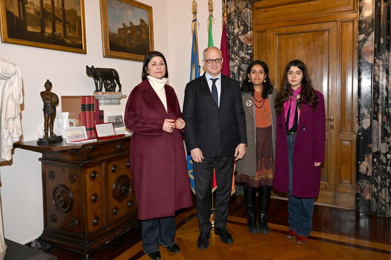 Roma, Gualtieri incontra Parisa Nazari, attivista iraniana del movimento Donne vita libertà
