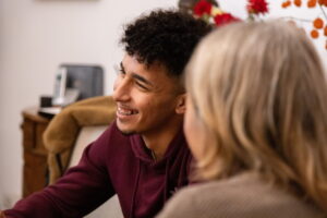 UNICEF inaugura la mostra “In viaggio da te” sul percorso di minorenni e giovani con background migratorio che arrivano in Italia