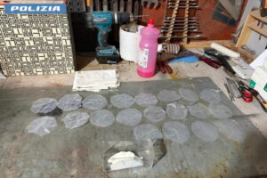 Ostia, droga nascosta nelle cantine dei lotti: arrestato dalla Polizia un ultra settantenne, gestore del deposito