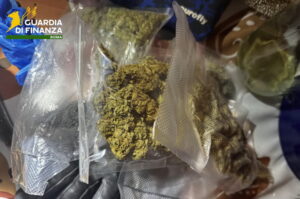 Castelli Romani, droga e munizioni in casa: arrestato un uomo dalla Guardia di Finanza