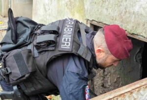 Quarticciolo, operazione a tenaglia dei Carabinieri con i parà del Tuscania: 18 arresti e oltre 500 dosi di cocaina e crack sequestrate