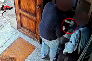 Pinerolo, derubava anziani al bancomat: arrestato 37enne responsabile di 14 furti