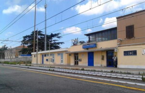 Scatta dal 7 gennaio 2026, a partire dalle ore 7, una nuova disciplina di traffico in Via della Stazione di Palidoro, importante strada di collegamento tra la SS.1 Via Aurelia e il parcheggio della stazione ferroviaria di Palidoro.